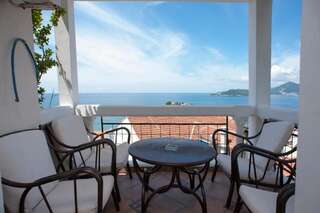 Отель Hotel Adrović Свети-Стефан Семейные апартаменты с 2 спальнями и видом на море-2