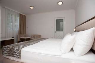 Отель Hotel Adrović Свети-Стефан Семейные апартаменты с 2 спальнями и видом на море-3