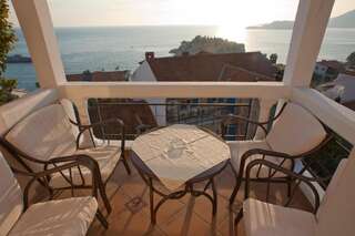 Отель Hotel Adrović Свети-Стефан Семейные апартаменты с 2 спальнями и видом на море-4