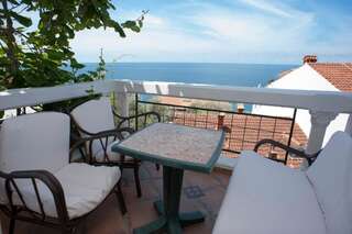 Отель Hotel Adrović Свети-Стефан Семейные апартаменты с 2 спальнями и видом на море-5