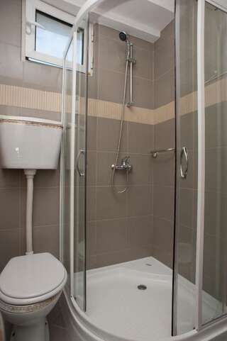 Отель Hotel Adrović Свети-Стефан Семейные апартаменты с 2 спальнями и видом на море-7